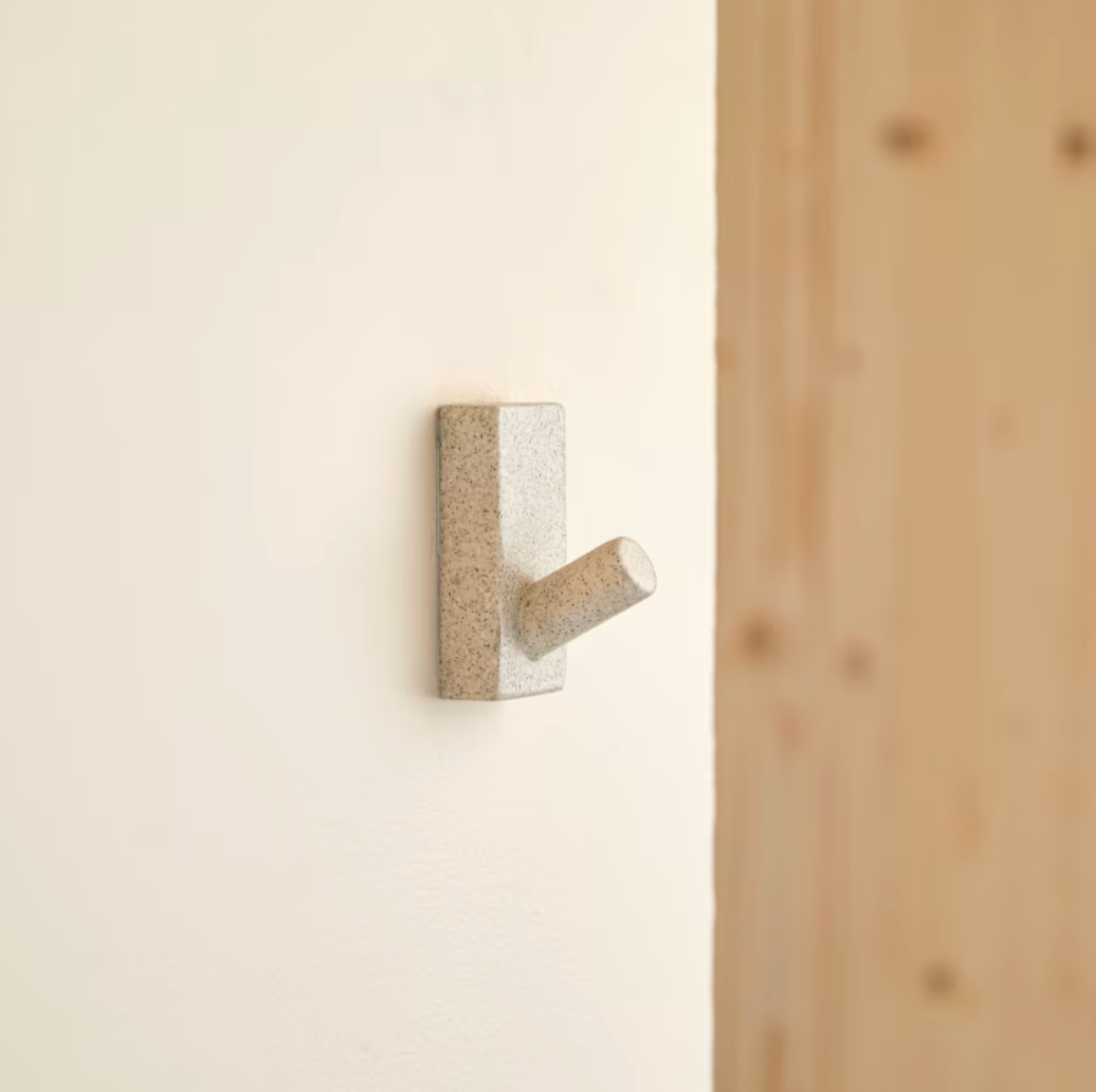 Sara Patère en terrazzo, cream